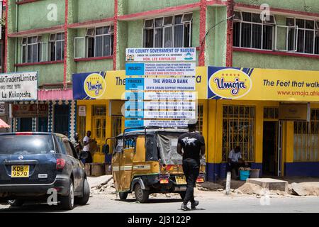 Nakuru, Kenya. 03rd Apr 2022. Un uomo passa davanti a un cartello di costruzione nel quartiere Centrale degli Affari. Da quando Nakuru è stato insignito del charter città alla fine dell'anno scorso, la città ha visto uno sviluppo di infrastrutture non motorizzate per facilitare l'ambiente a piedi e in bicicletta per gli abitanti della città. Il progetto è finanziato dalla Banca mondiale. (Foto di James Wakibia/SOPA Images/Sipa USA) Credit: Sipa USA/Alamy Live News Foto Stock