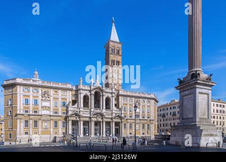 Roma, Santa Maria maggiore, facciata principale su Piazza Santa Maria maggiore con colonna mariana Foto Stock