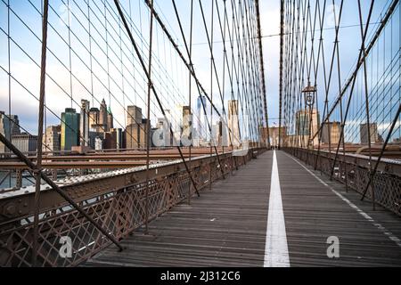 Passerella pedonale sul Ponte di Brooklyn a New York con vista dello skyline di Manhattan inferiore Foto Stock