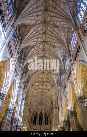 New York City, USA - Oct 4, 2017: La Cattedrale di San Patrizio è una chiesa cattolica in stile neogotico e un punto di riferimento importante del New Y Foto Stock