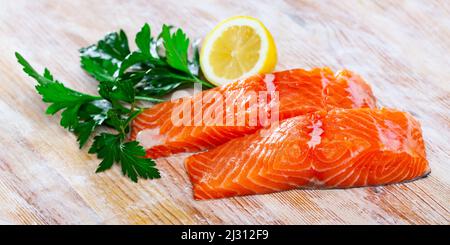 Filetto di salmone crudo con limone e verdure prima della cottura Foto Stock