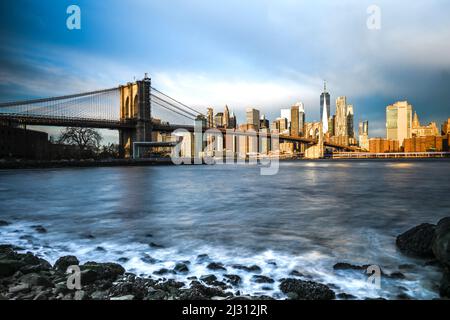 Vista dall'East River del Ponte di Brooklyn e dello skyline di Lower Manhattan Foto Stock