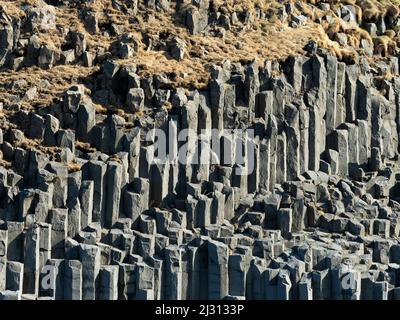 Colonne basaltiche sulla spiaggia di Reynisfjara vicino a Vik, Islanda, Europa Foto Stock