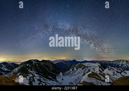 Panorama sulla Via Lattea nel cielo stellato che attraversa le Alpi Bavaresi e Chiemgau, dal Rotwand, Spitzing, Alpi Bavaresi, alta Baviera, Baviera, Germania Foto Stock