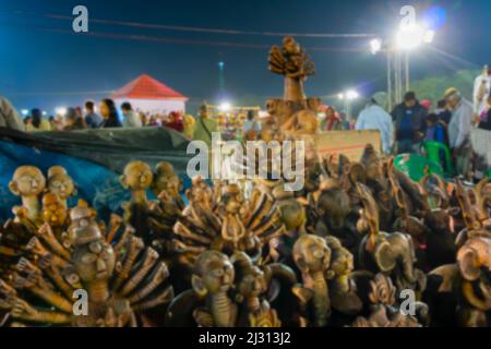 Immagine sfocata di Kolkata, Bengala Occidentale, India. Doddess Durga ed altre bambole di terracotta in mostra, fabbricate in Krishnanagar, Nadia, Bengala Occidentale, per Foto Stock