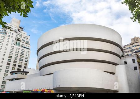 NEW YORK, USA - Oct 6, 2017: Solomon R. Guggenheim Museum è la sede permanente di una collezione di impressionisti, post-impressionisti, primi moderni Foto Stock