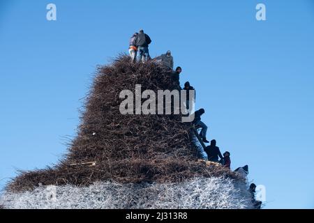 Il termine Focara viene utilizzato nel Salento per indicare un grande mucchio di fasci che si costruisce e si illumina in occasione della festa liturgica dedicata a SA Foto Stock