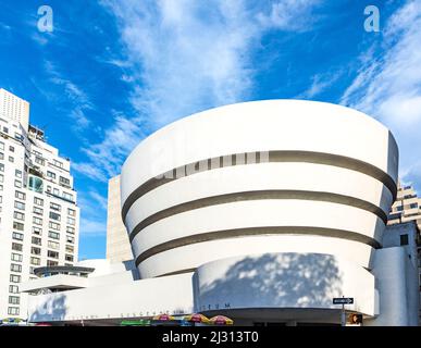 NEW YORK, USA - Oct 6, 2017: Solomon R. Guggenheim Museum è la sede permanente di una collezione di impressionisti, post-impressionisti, primi moderni Foto Stock
