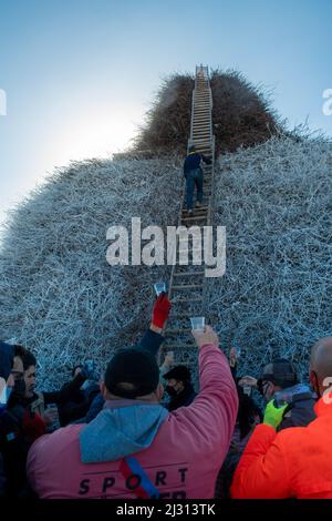 Il termine Focara viene utilizzato nel Salento per indicare un grande mucchio di fasci che si costruisce e si illumina in occasione della festa liturgica dedicata a SA Foto Stock