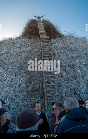 Il termine Focara viene utilizzato nel Salento per indicare un grande mucchio di fasci che si costruisce e si illumina in occasione della festa liturgica dedicata a SA Foto Stock