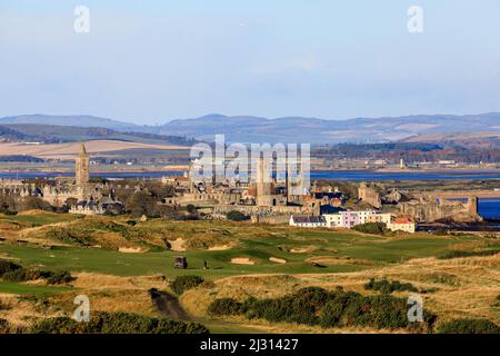 Vista su St Andrews, campo da golf e rovine della cattedrale, Fife, Scozia, Regno Unito Foto Stock