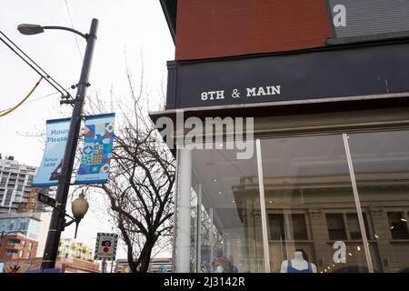 8th e il negozio di abbigliamento principale su Main Street nel quartiere Mount Pleasant di Vancouver, British Columbia, Canada Foto Stock