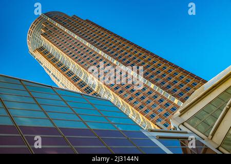 FRANCOFORTE, GERMANIA - 28 NOVEMBRE 2017: Famosa torre commerciale a Francoforte, Germania. La torre del commercio fa parte dell'area Messe, il centro commerciale del commercio Foto Stock