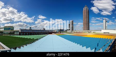 FRANCOFORTE, GERMANIA - Apr 6, 2017: Torre Messeturm vicino alla Fiera di Francoforte visto dal giardino pensile del centro commerciale Skyline Plaza Mall. Foto Stock