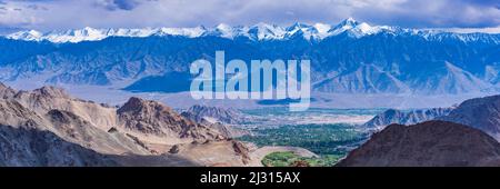 Panorama dal Passo di Khardong, secondo più alto passo motorabile del mondo via Leh e la valle di Indus a Stok Kangri, 6153m, Ladakh, Jammu e Kashmir, India, Asia Foto Stock