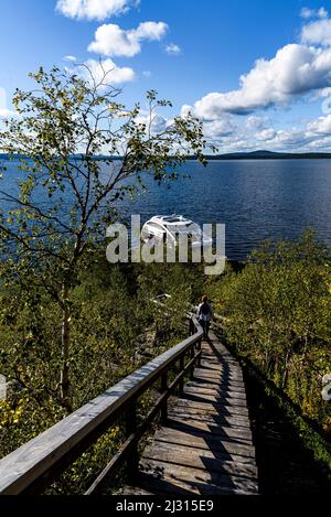 Tour in barca a Ukonkivi - Isola Sacra dei Sami nel lago Inari, Inari, Finlandia Foto Stock