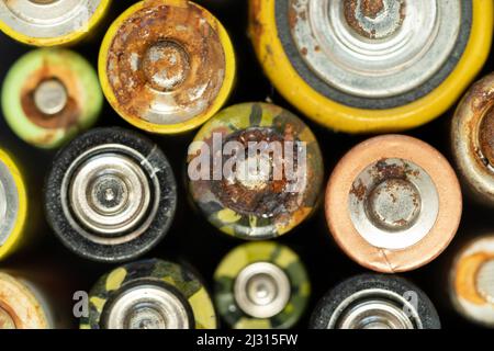 Primo piano della batteria usata con tracce di ruggine e corrosione. Concetto di rifiuti pericolosi elettronici Foto Stock