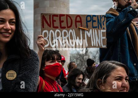 Un attivista chiede al presidente Joe Biden di 'prendere la penna' e cancellare il debito di prestito di studente da ordine esecutivo durante un raduno al di fuori del Dipartimento di Istruzione degli Stati Uniti a Washington, DC il 4 aprile 2022. (Foto di Alejandro Alvarez/Sipa USA) Credit: Sipa USA/Alamy Live News Foto Stock