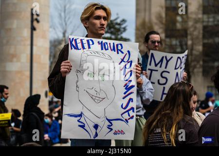 Le persone partecipano a un raduno contro il debito degli studenti al di fuori del Dipartimento di Istruzione degli Stati Uniti a Washington, DC il 4 aprile 2022. I membri del collettivo di debito, che si descrive come un'Unione dei mutuatari, hanno chiesto al presidente Joe Biden di abolire tutto il debito di prestito dello studente per ordine esecutivo. (Foto di Alejandro Alvarez/Sipa USA) Credit: Sipa USA/Alamy Live News Foto Stock