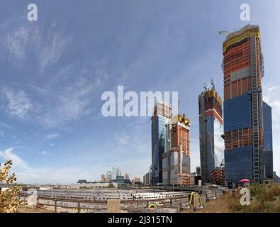 NEW YORK, USA - Oct 7, 2017: Vista sul nuovo grattacielo da High Line PATH e Penn Station con treni a riflesso d'argento. Foto Stock