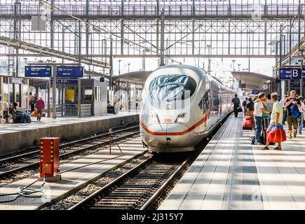 Francoforte, Germania - 30 agosto 2008: Persone in arrivo o in partenza alla stazione ferroviaria principale di Francoforte, Germania. La stazione è stata aperta nel 18 Foto Stock