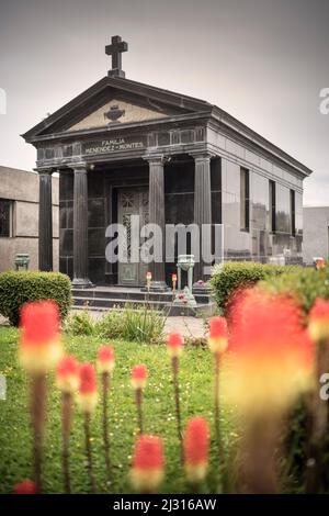 Magnifiche tombe nel Cimitero Municipale Sara Braun, Punta Arenas, Patagonia, Cile, Sud America Foto Stock