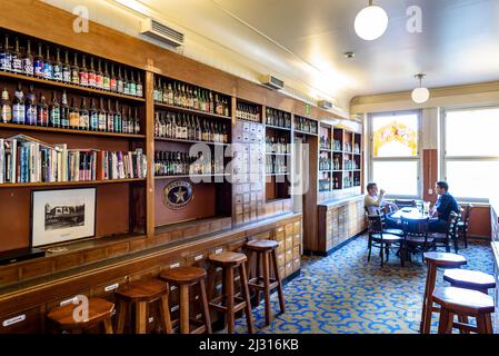 Pub scena a Turku, farmacie pub Uusi Apteekki, Turku, Finlandia Foto Stock