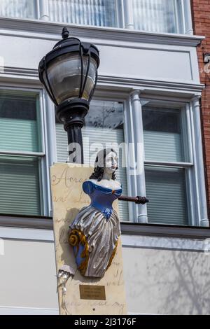 SALEM, USA - SEP 14, 2017: lady of salem dell'artista Jill Pabich su un muro di casa. Foto Stock