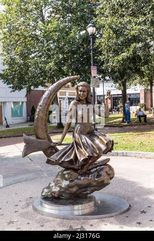 Salem, Massachusetts, USA - 14 SETTEMBRE 2017: Scultura delle streghe con scopa, simbolo della città di Salem, famosa per la sua storia delle streghe, Salem, Massachusetts, Stati Uniti Foto Stock