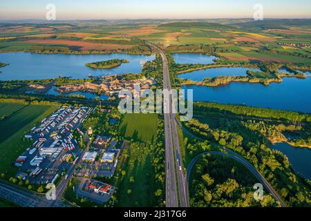 Veduta aerea Autohof Northeim-Nord, Northeimer Seenplatte, A7, Deutsche Autobahn, Germania Foto Stock