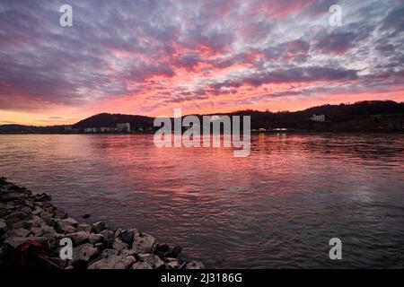 Cielo notturno rosso sangue sul Reno, Bad Honnef, Renania settentrionale-Vestfalia, Germania Foto Stock