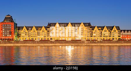 Silo 23, edificio per uffici e Siebengebirge, edificio residenziale e commerciale, Rheinauhafen, Colonia, Renania settentrionale-Vestfalia, Germania, Europa Foto Stock