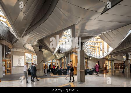 Vista interna della lobby Garden, Parlamento Scozzese, navi in metallo stilizzato, Edimburgo, Scozia, REGNO UNITO Foto Stock