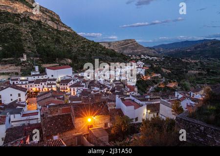 Il villaggio di Chulilla - zona di arrampicata in Spagna, provincia di Valencia - ora blu notte scatto, dopo il tramonto Foto Stock