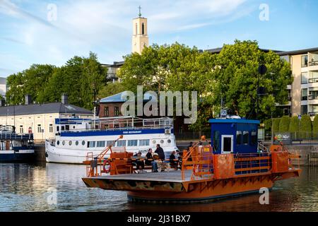 Bicicletta e traghetto pedonale attraverso il fiume Aurajoki, Turku, Finlandia Foto Stock