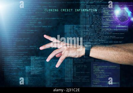 Raggiungere il codice. Scatto ritagliato di una mano di programmatori maschio irriconoscibile che arriva nel codice. Foto Stock