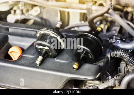 Il filtro dell'olio del cambio nuovo e vecchio confronta il sistema della trasmissione sul motore dell'auto Foto Stock