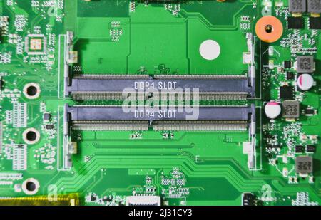 Slot RAM (Random Access Memory) DDR4 nella scheda madre del computer portatile Foto Stock