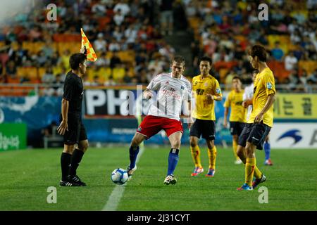 22 luglio 2012 - Corea del Sud, Suwon : i giocatori di Seongnam Ilhwa di Corea e Hamburger SV di Germania competono la palla durante il round finale della Coppa della Pace 2012 Suwon nello stadio della Coppa del mondo Suwon. Hamburger SV ha vinto la partita del 1-0. Foto Stock