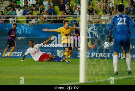 22 luglio 2012 - Corea del Sud, Suwon : i giocatori di Seongnam Ilhwa di Corea e Hamburger SV di Germania competono la palla durante il round finale della Coppa della Pace 2012 Suwon nello stadio della Coppa del mondo Suwon. Hamburger SV ha vinto la partita del 1-0. Foto Stock