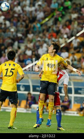 22 luglio 2012 - Corea del Sud, Suwon : i giocatori di Seongnam Ilhwa di Corea e Hamburger SV di Germania competono la palla durante il round finale della Coppa della Pace 2012 Suwon nello stadio della Coppa del mondo Suwon. Hamburger SV ha vinto la partita del 1-0. Foto Stock