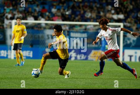 22 luglio 2012 - Corea del Sud, Suwon : i giocatori di Seongnam Ilhwa di Corea e Hamburger SV di Germania competono la palla durante il round finale della Coppa della Pace 2012 Suwon nello stadio della Coppa del mondo Suwon. Hamburger SV ha vinto la partita del 1-0. Foto Stock