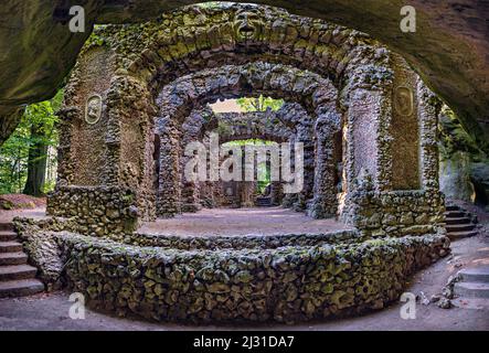 Ruin teatro a Felsengarten Sanspreil, giardino paesaggistico inglese nel comune superiore Franconiano di Wondersees nel distretto di Kulmbach, Baviera, Germania Foto Stock