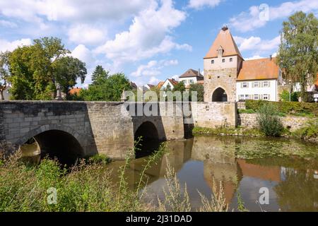 Herrieden; muro della città con torre di cicogna, Steinerne Altmühlbrücke Foto Stock