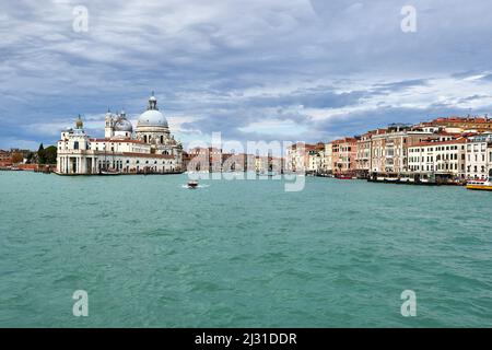 Vista dell'ingresso al Canal Grande dalla Laguna di Venezia; in primo piano la spettacolare chiesa barocca a cupola di Santa Maria della Salute con pianta ottagonale unica, sacrestia con 12 opere di Tiziano, Venezia, Italia, Europa Foto Stock