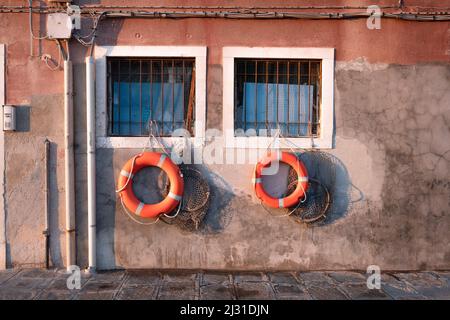 Vista delle boe di salvataggio e delle reti da pesca sulla finestra di Venezia, Veneto, Italia, Europa Foto Stock