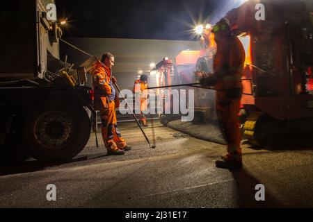 Cantiere notturno A2, Hannover, riqualificazione express, operai edili durante il risviluppo della carreggiata, rimozione di ringhiere, autobahn tedesco, Foto Stock