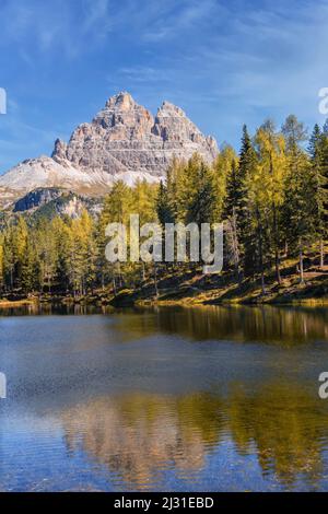 Le tre cime si riflettono nell'autunnale Lago Antorno, Alto Adige, Italia, Europa Foto Stock