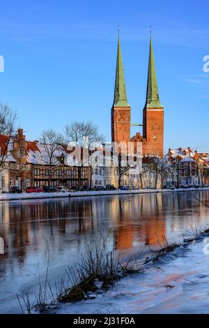 Vista della cattedrale sull'Obertrave, Lübeck, Baia di Lübeck, Schleswig Holstein, Germania Foto Stock