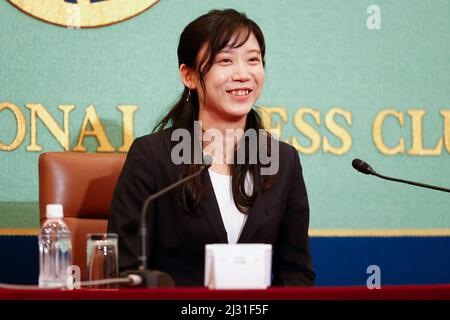 Tokyo, Giappone. 5th Apr 2022. Lo skater giapponese Miho Takagi partecipa a una conferenza stampa al Japan National Press Club di Tokyo. Takagi ha vinto una medaglia d'oro nei 1.000 metri e tre medaglie d'argento delle donne alle Olimpiadi invernali di Pechino. (Credit Image: © Rodrigo Reyes Marin/ZUMA Press Wire) Foto Stock